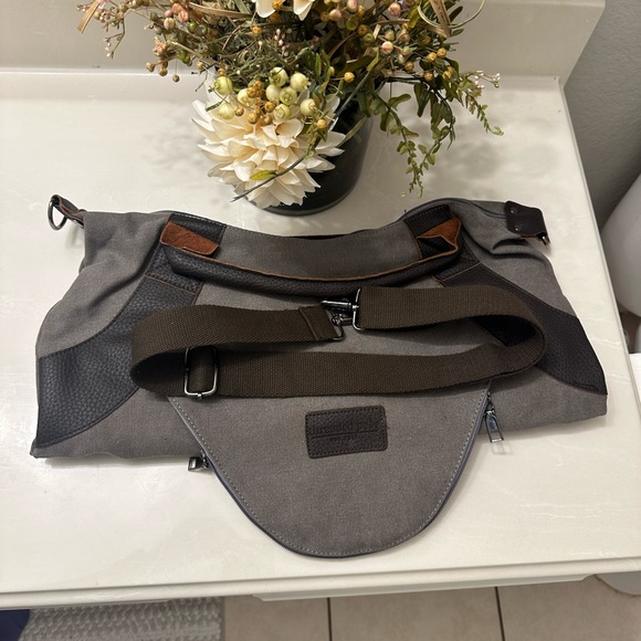 New Threaded Pear Canvas Tote Nag weekend Getaway Carry on with Multiple Pockets - Picture 4 of 9